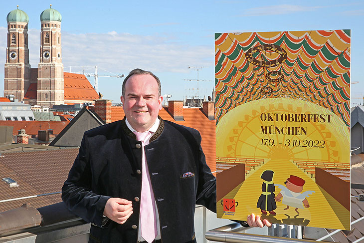 Clemens Baumgärtner mit dem Wiesnplakat 2022 (©Foto: Michael Nagy/Presse- und Informationsamt Muenchen)